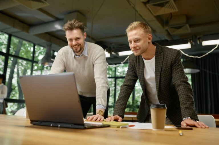 Lenovo ThinkBook 16 G8 IAL – nowoczesne rozwiązanie dla profesjonalistów i użytkowników domowych